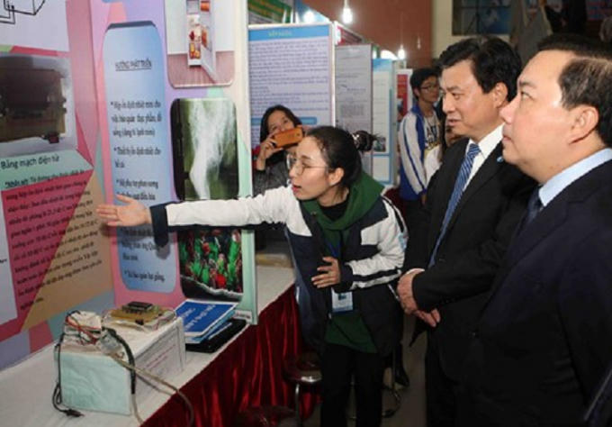 Học sinh giới thiệu đề án tham dự tại cuộc thi.