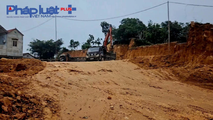 Máy xúc và các phương tiện hoạt động rầm rộ, trên khu đất rộng hàng nghìn m2 mà không hề bị ngăn chặn.