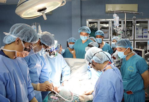 Các bác sĩ  Bệnh viện Quân y 103 (Học viện Quân y) và chuyên gia thực hiện ca ghép phổi. Ảnh: Lê Đình Tùng