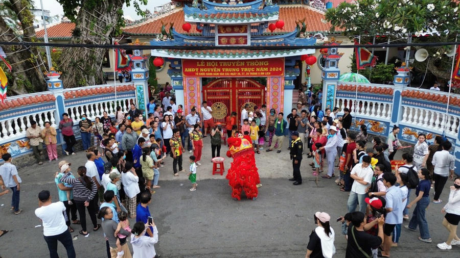 Đông đảo nhân dân nô nức tham dự Lễ hội.