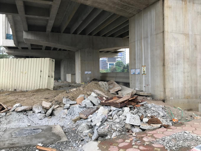 Dưới chân đường sắt Nhổn - ga Hà Nội (đoạn qua khu vực Cầu Giấy), rác, gạch đá ngổn ngang.