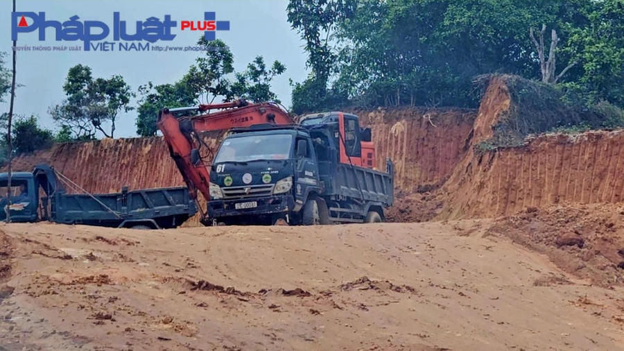 Khu đất đã bị đào khoét lấy đi hàng nghìn khối đất.