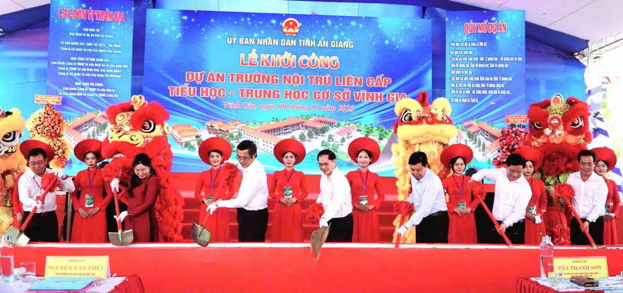 Đại biểu thực hiện nghi thức khởi công trường học.