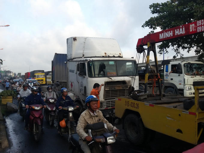 Gần 8h cùng ngày, hiện trường được xe cứu hộ di dời.