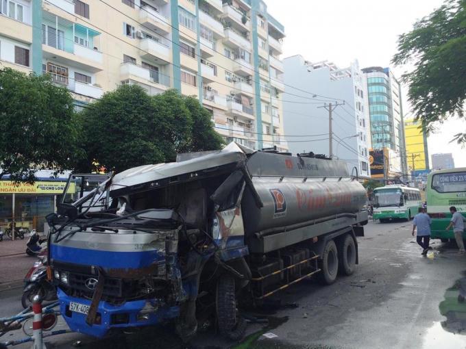 Tài xế nguy kịch trong cabin bẹp dúm.