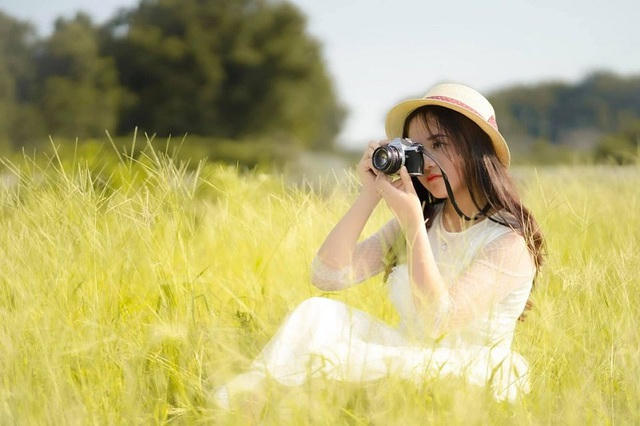 Đừng chỉ chăm chú nhìn mọi thứ qua màn hình điện thoại, cuộc đời ngoài kia còn rất nhiều điều thú vị cơ mà! (Ảnh minh họa: Dinh Ha Tran)