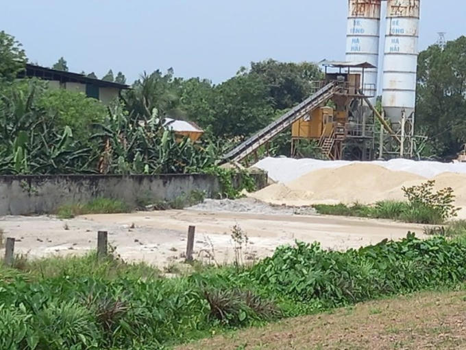 Trạm trộn xả nước thải và cặn bã bê tông thẳng xuống kênh tưới tiêu Bá Liễu – Trại Vực.