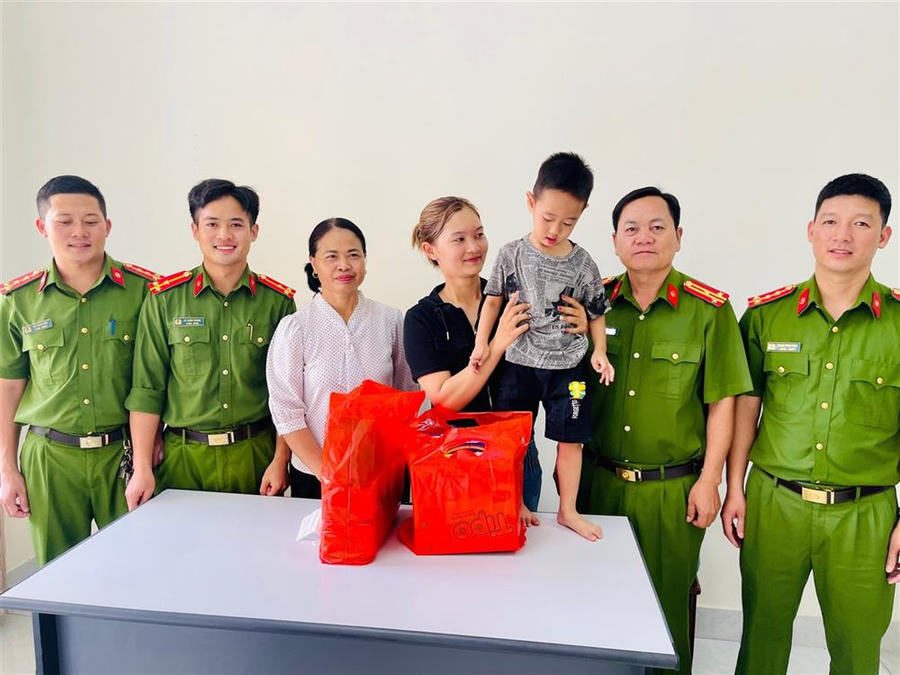 Gia đình cháu Lê Bảo Long đến cảm ơn Đại úy Phạm Tùng Sơn (ngoài cùng bên phải) và Thượng úy Lò Xuân Thành (đứng thứ 2 từ trái sang phải) cùng Công an huyện Than Uyên. Ảnh Bộ Công an.
