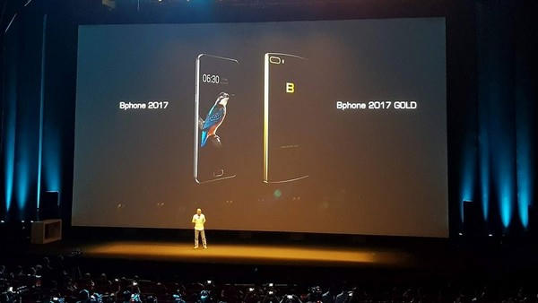 BPhone 2017 Gold phiên bản cao cấp với cấu hình mạnh mẽ tương đương các mẫu smartphone hàng đầu thế giới hiện nay, nhưng giá bán và ngày ra mắt sản phẩm vẫn còn để ngõ