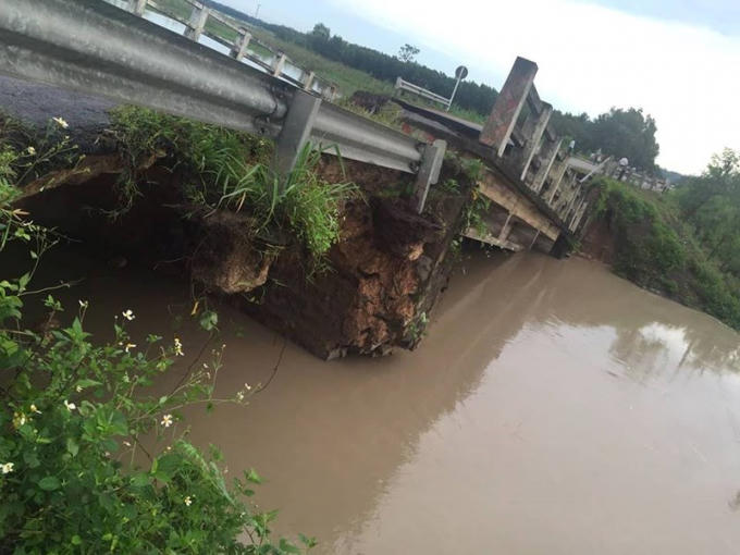 Sập cầu trên tỉnh lộ 766, giao thông tê liệt