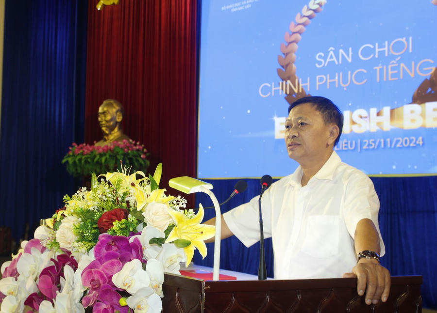 Ông Dương Hồng Tân - Phó Giám đốc Sở Giáo dục và Đào tạo Bạc Liêu, phát biểu tại vòng chung kết cuộc thi “Chinh phục tiếng Anh- English Beat”.