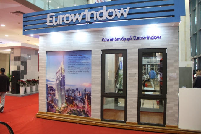 Cửa nhôm ốp gỗ Eurowindow với khả năng chịu lực cao, cách âm cách nhiệt tốt.