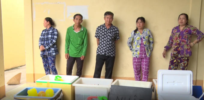 Các đối tượng bị lực lượng công an bắt quả tang khi đang thực hiện hành vi bơm tạp chất vào tôm