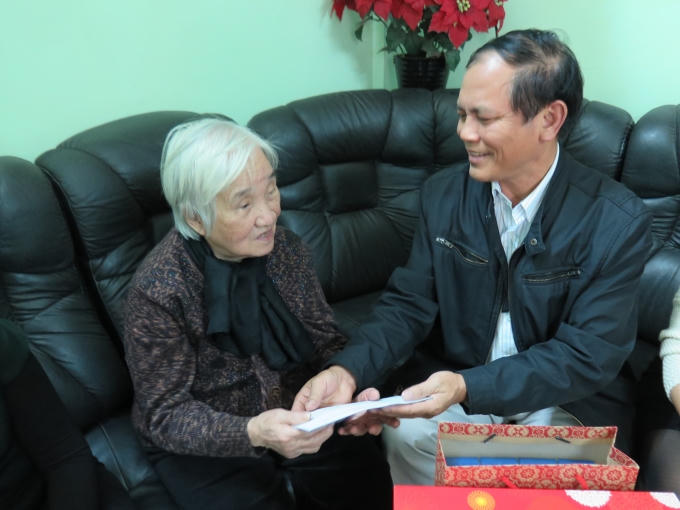 Ông Lê Văn Hùng - Phó Tổng Giám đốc công ty TNHH Khách sạn Kinh Đô trao quà của công ty cho mẹ Việt Nam anh hùng Đỗ Thị Nhuận.