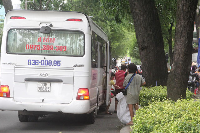 Xe ô tô thoải mái dừng đón, trả khách trước cổng bệnh viện.