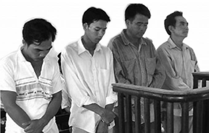 4 bị cáo bị đưa ra xét xử về tội xâm phạm thi thể, mồ mả, hài cốt.