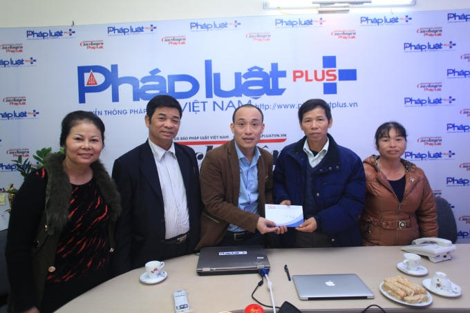 Nhà báo Phạm Quốc Cường cũng thay mặt tòa soạn PhapluatPlus gửi phần quà tới ông Chấn và gia đình
