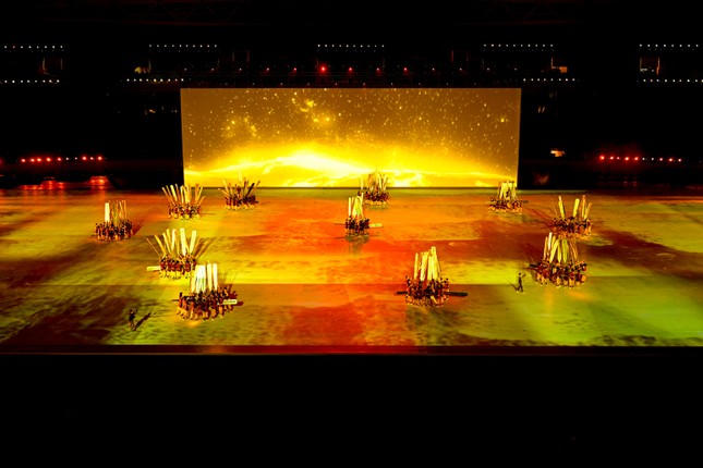 Màn múa thuyền với chủ đề "Chung dòng chảy", trong đó hơn 200 diễn viên tạo hình 11 con thuyền rẽ nước tiến vào sân khấu thể hiện tinh thần chung một ý chí, một tinh thần, một dòng chảy.