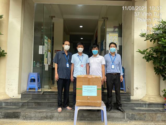 Đại diện Nhà trường trao tặng trang bị bảo hộ phòng chống Covid cho UBND Phường Vĩnh Tuy.