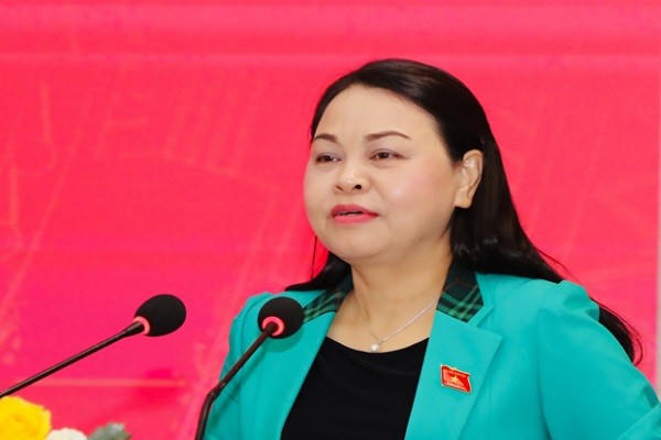 Bà Nguyễn Thị Thu Hà, Trưởng Đoàn đại biểu Quốc hội tỉnh Ninh Bình, phát biểu tại hội nghị tiếp xúc cử tri.
