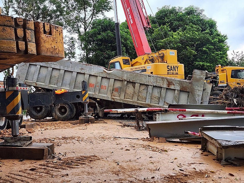 Một phần chiếc xe đầu kéo được đưa lên bờ