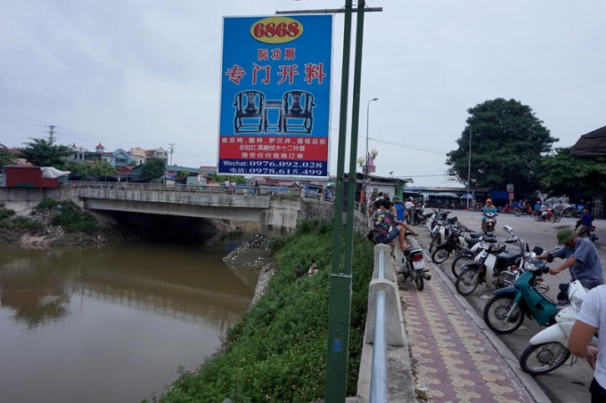 Không ít biển hiệu ven sông Ngũ Huyện Khê in hoàn toàn bằng chữ Trung Quốc.
