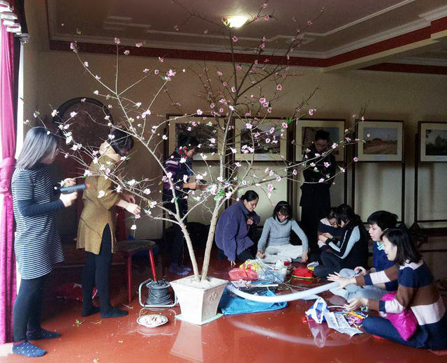 Trang trí cành đào đón Tết.