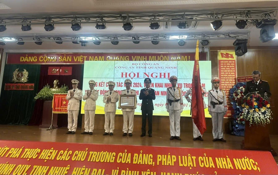 Công an tỉnh Quảng Ninh vinh dự 5 năm liên tiếp được nhận danh hiệu Cờ thi đua của Chính phủ.