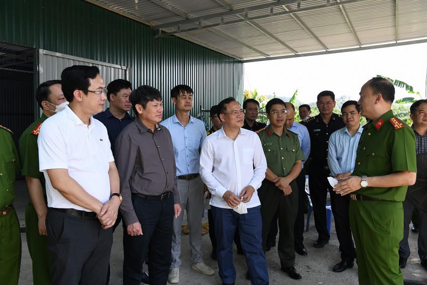 Trung tướng Nguyễn Văn Long, Thứ trưởng Bộ Công an (áo trắng, đứng giữa) và Đoàn công tác của Cục Cảnh sát ĐTTP về ma túy kiểm tra tại kho xưởng của Trương Xuân Minh.