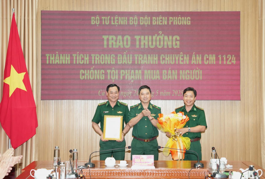 Thiếu tướng Trần Ngọc Hữu - Phó Tư lệnh BĐBP Việt Nam, thưởng nóng cho Bộ Chỉ huy BĐBP tỉnh Cà Mau.