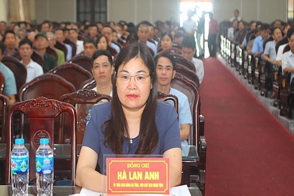 Bà Hà Lan Anh, Phó Chủ tịch UBND tỉnh Nam Định tiếp xúc cử tri tại huyện Xuân Trường.