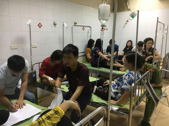 Công nhân nhập viện nghi ngộ độc thực phẩm được điều trị tại bệnh viện đa khoa tỉnh Hải Dương