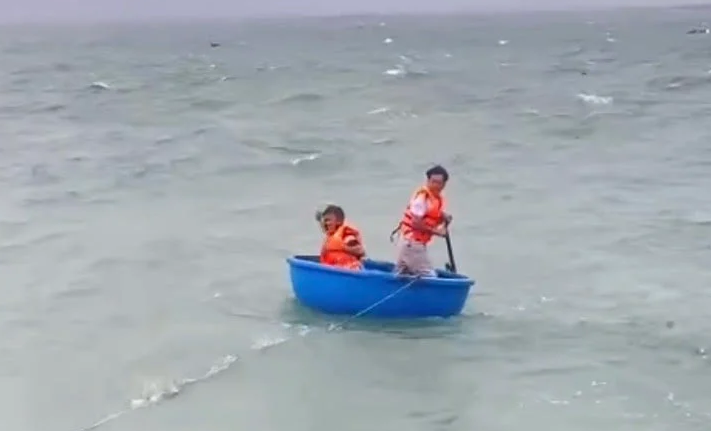 Ông Phan Duy Quang và ông Lê Văn Sanh chèo thuyền thúng cứu người trong mưa bão nguy hiểm.