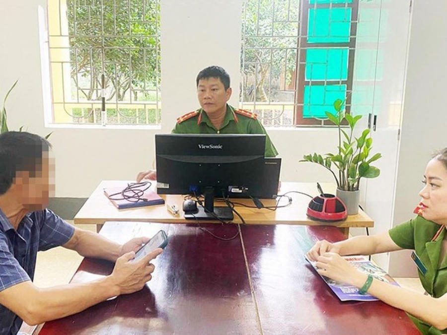 Lực lượng Công an xã Hương Vĩnh tìm hiểu và giải thích cho ông B. đây là vụ việc lừa đảo - Ảnh Công an Hà Tĩnh.