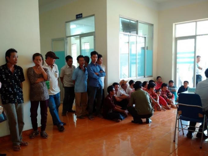 Hàng trăm người dân tập chung tại khu vực ban tiếp dân tỉnh Bình Dương chờ đợi những động thái tích cực từ phía Chính quyền tỉnh.