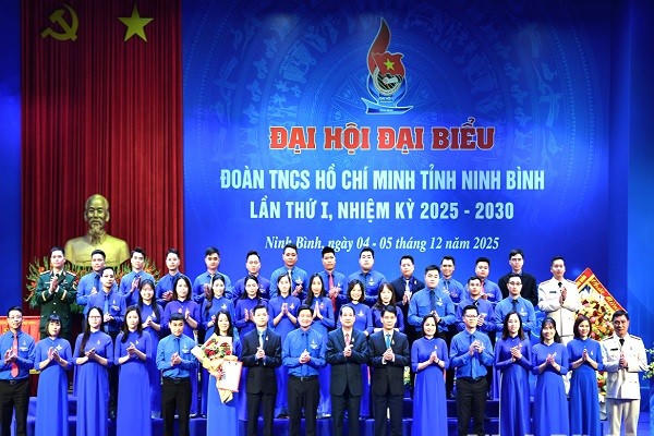 Đại biểu dự Đại hội chụp ảnh lưu niệm cùng Ban Chấp hành Tỉnh đoàn khóa I, nhiệm kỳ 2025-2030.
