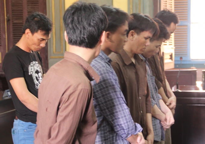 Các bị cáo trước vành móng ngựa.