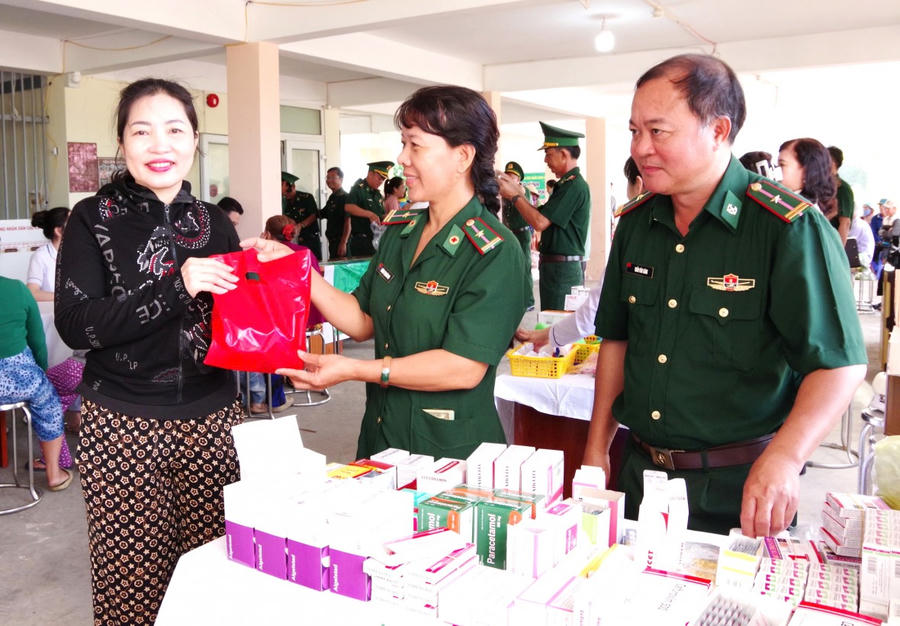 Quân y BĐBP Cà Mau phối hợp khám bệnh, cấp thuốc miễn phí cho người dân nghèo trong Chương trình Ngày hội Biên phòng toàn dân.
