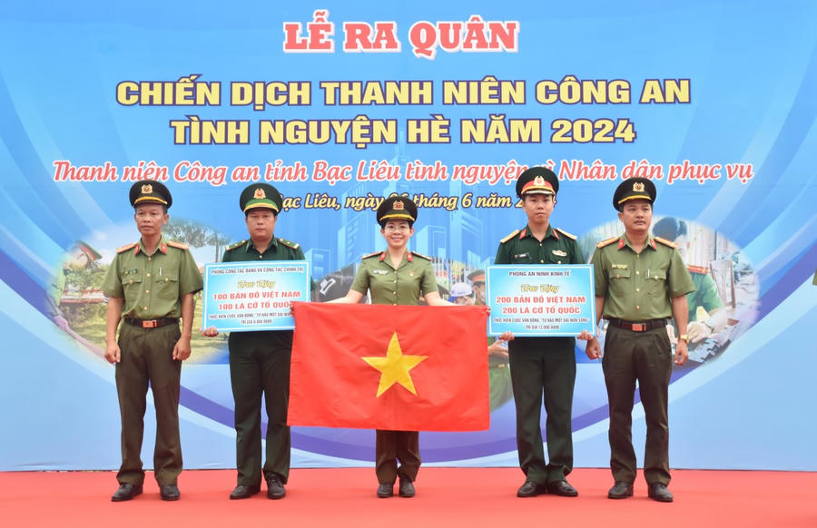 Công an tỉnh Bạc Liêu trao tặng bản đồ Việt Nam và cờ Tổ quốc cho lực lượng Quân sự và Biên phòng.