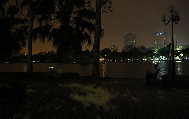 Vào thời điểm 20h30 ngày 28/3 - Giờ Trái đất - tại khu vực bờ hồ Hoàn Kiếm không có nhiều thay đổi, một số nguồn sáng ít ỏi quanh hồ cũng tắt.