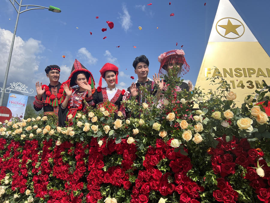 Lễ hội hoa hồng và Festival đường phố với chủ đề