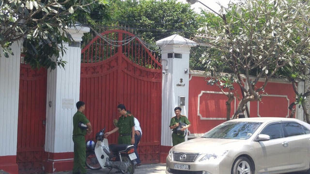 Trưa 24/3, công an tiến hành khám xét nhà bà Phấn.