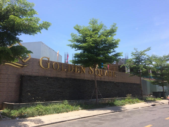 Dự án Golden Square Đà Nẵng vẫn chỉ mới hoàn thành tường vây, móng, 2 tầng ngầm và sàn lầu 2 khối đế tòa nhà. Sau thời gian dài, công trình vẫn bất động, không có một bóng xe, thiết bị, công nhân nào trên công trường và tạm dừng thi công từ tháng 12/2014.
