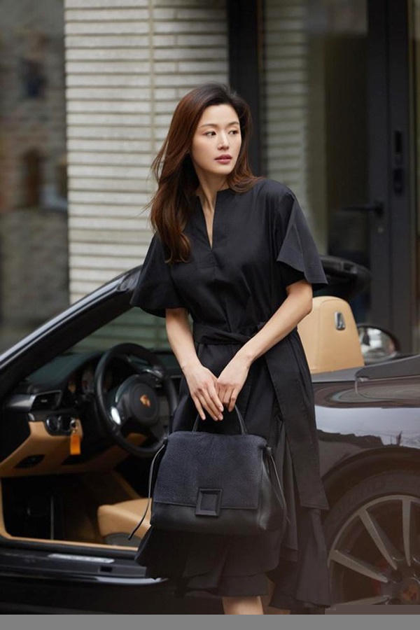 my nhan dong quang cao giua duong gay bao mang xa hoi la ai? hinh anh 11