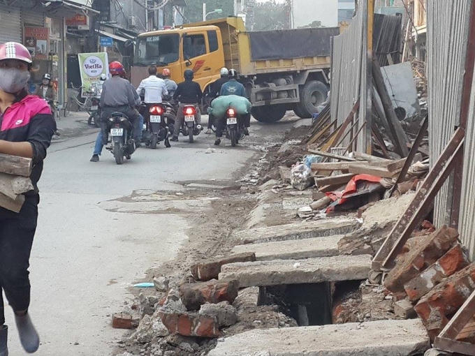 Ông Nguyễn Văn Long, Phó Chủ tịch UBND Phường Thanh Xuân Nam cho biết, phía dự án cam kết chỉ tiến hành thi công sau 22h để đảm bảo giao thông khu vực, và đây là hình ảnh Phapluatplus ghi nhận vào 16h00 ngày 24/12.