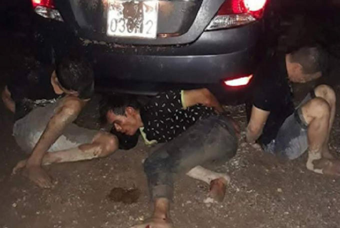 Nhóm đạo chích cùng chiếc ô tô dùng để đi trộm tài sản bị gia chủ và người dân bắt giữ.