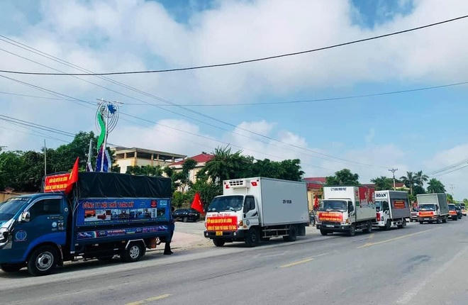 Từng đoàn xe chở nặng nghĩa tình của người dân quê Bác hướng vào thành phố mang tên Người.