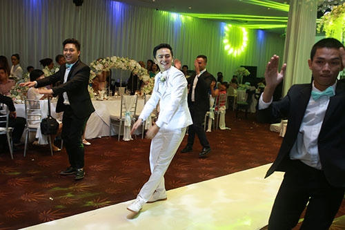 Văn Anh nhảy tặng Tú Vi, Ngọc Trinh đội mưa dự tiệc cưới