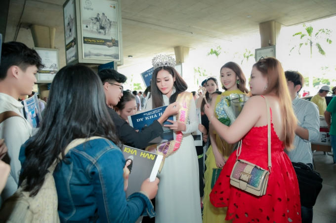 Dy Khả Hân được chào đón nồng nhiệt ở sân bay.