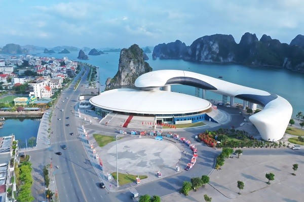 Ngày 30/4/2023, tỉnh Quảng Ninh tổ chức khánh thành dự án đường bao biển Hạ Long - Cẩm Phả (giai đoạn 2). Đây là tuyến đường kết nối di sản thiên nhiên thế giới vịnh Hạ Long và vịnh Bái Tử Long.